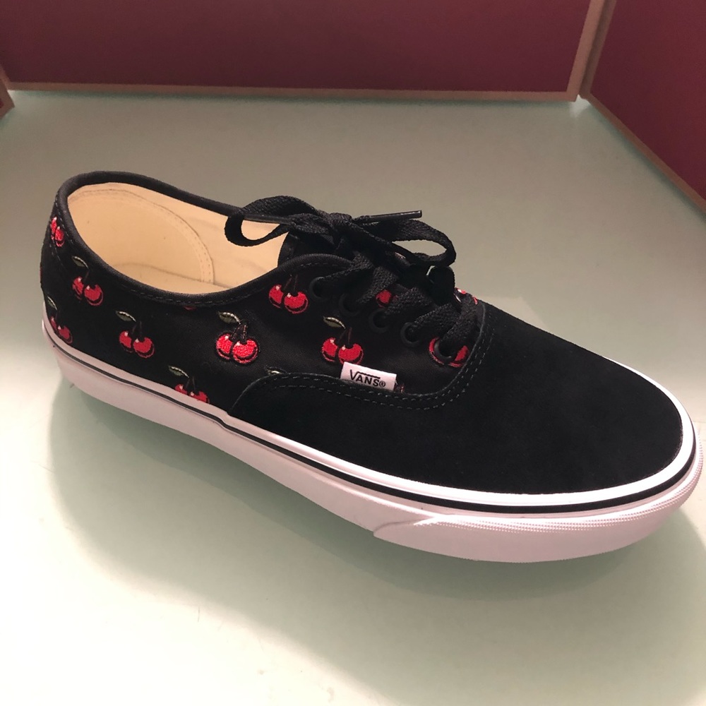 6,6.5,8,8.5,9,9.5,10,10.5,11Black suede Cherry emb